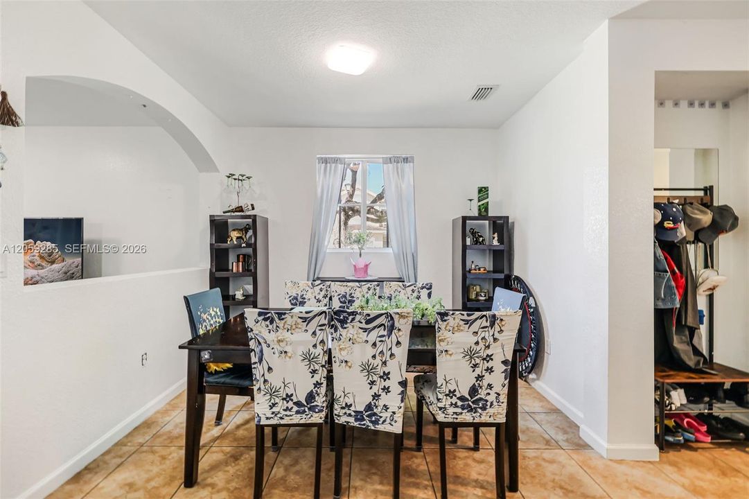 На продажу: $459,999 (5 спален, 3 ванн, 1850 Квадратных фут)