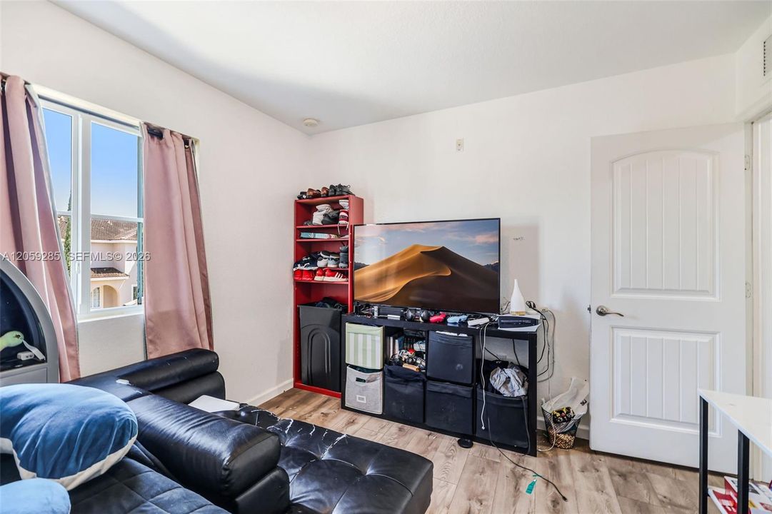 На продажу: $459,999 (5 спален, 3 ванн, 1850 Квадратных фут)