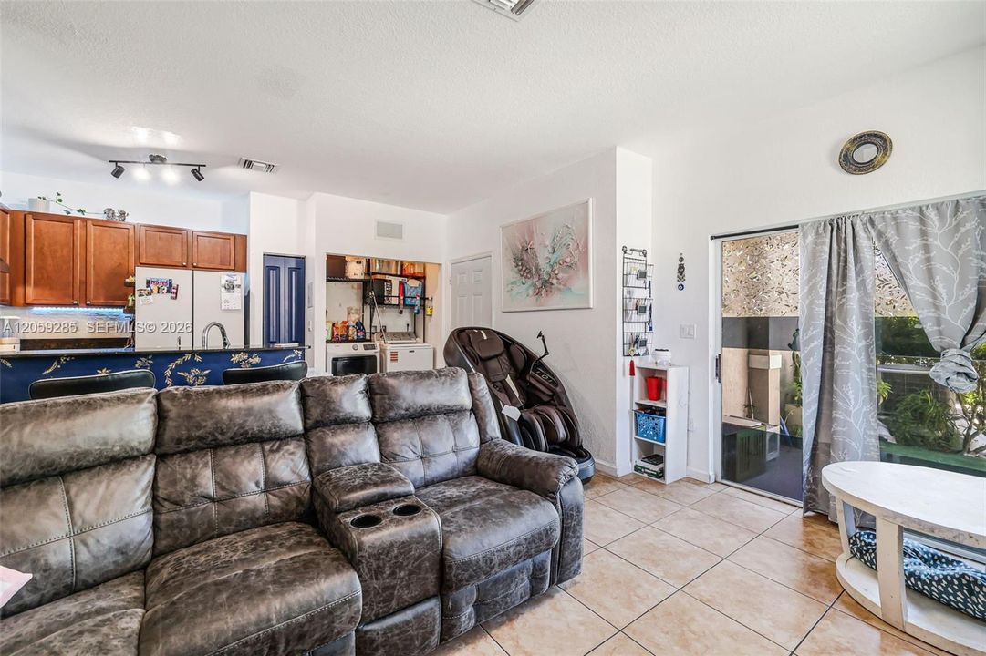 На продажу: $459,999 (5 спален, 3 ванн, 1850 Квадратных фут)