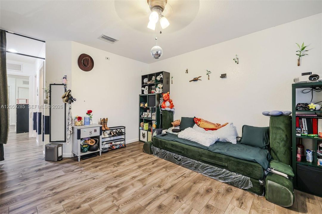 На продажу: $459,999 (5 спален, 3 ванн, 1850 Квадратных фут)