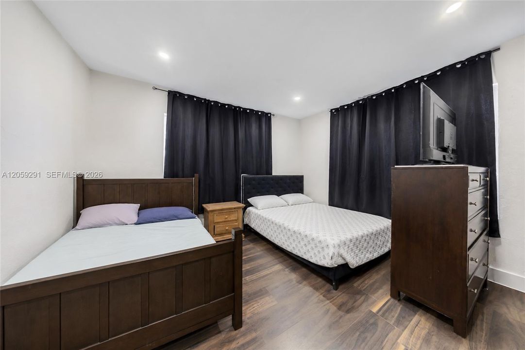 En Venta: $690,000 (4 camas, 3 baños, 1914 Pies cuadrados)