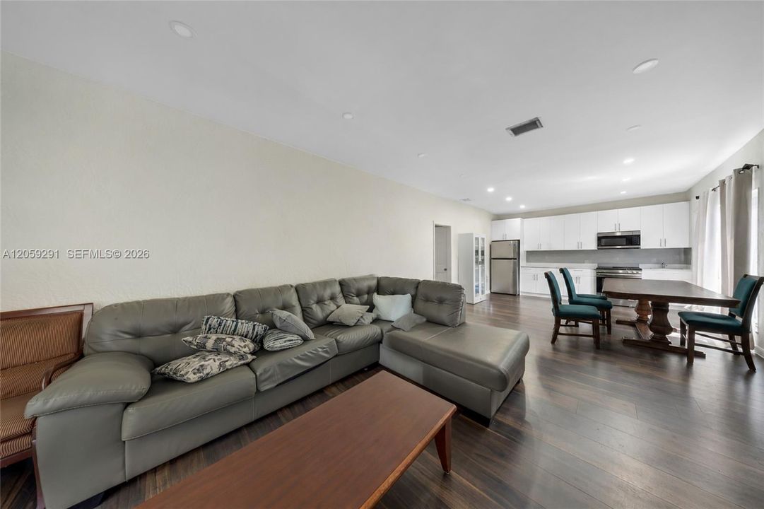 En Venta: $690,000 (4 camas, 3 baños, 1914 Pies cuadrados)