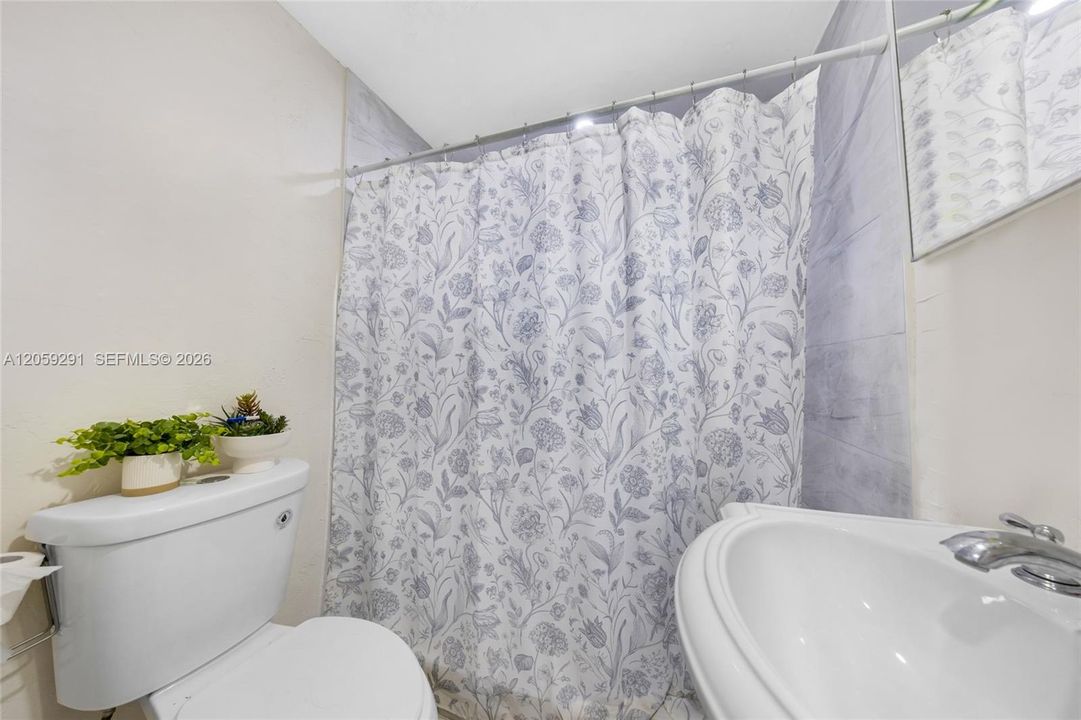 En Venta: $690,000 (4 camas, 3 baños, 1914 Pies cuadrados)
