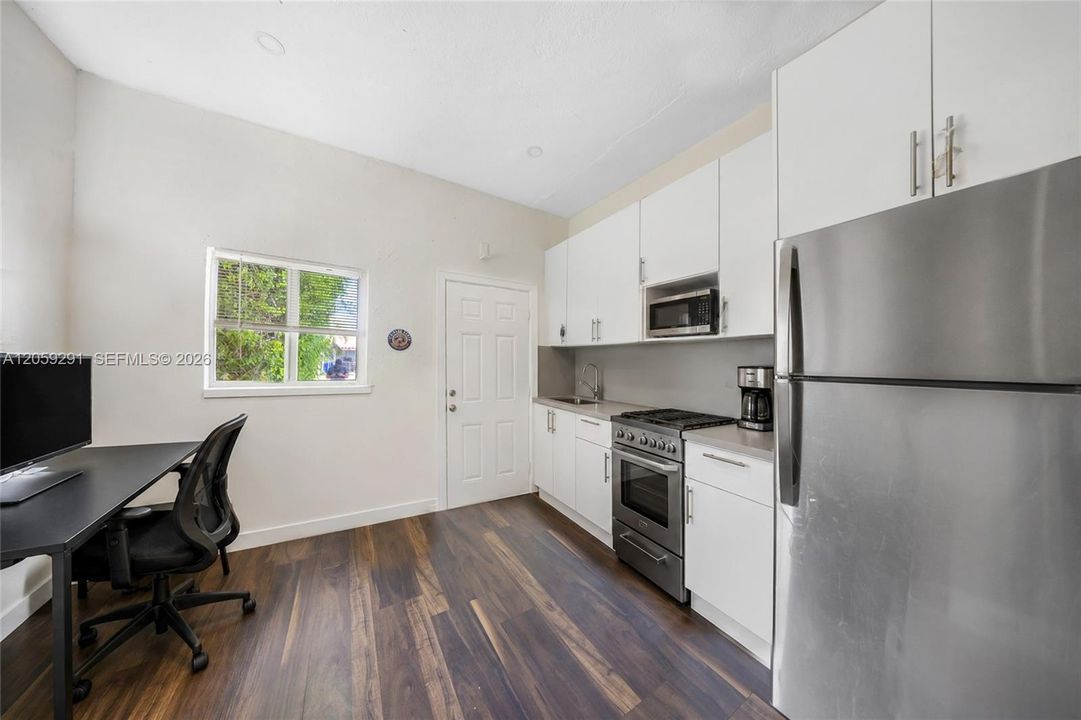 En Venta: $690,000 (4 camas, 3 baños, 1914 Pies cuadrados)
