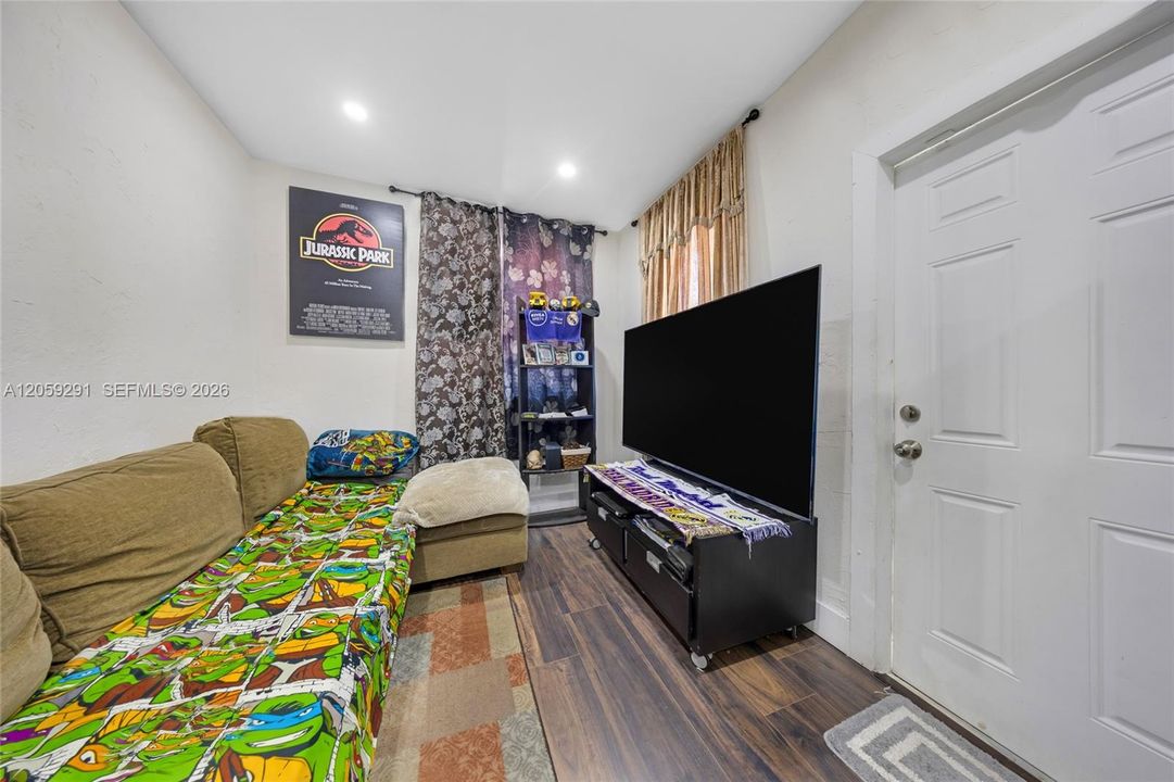 En Venta: $690,000 (4 camas, 3 baños, 1914 Pies cuadrados)