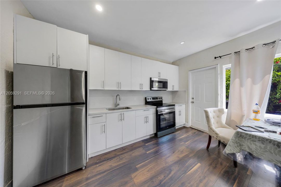 En Venta: $690,000 (4 camas, 3 baños, 1914 Pies cuadrados)