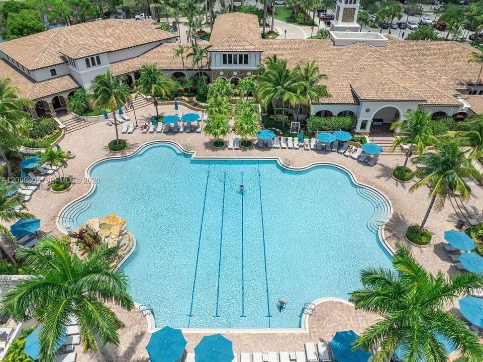 En Venta: $899,000 (4 camas, 3 baños, 3147 Pies cuadrados)