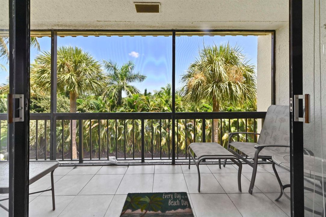 24 Balcony 01