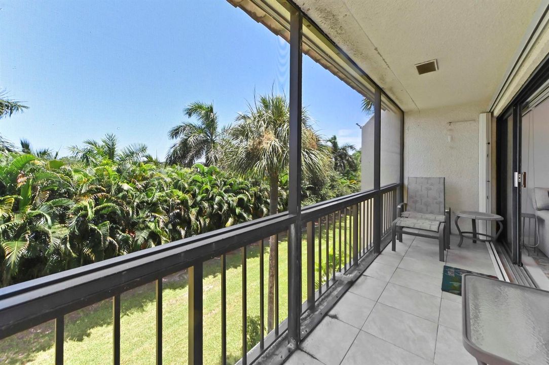 26 Balcony 03