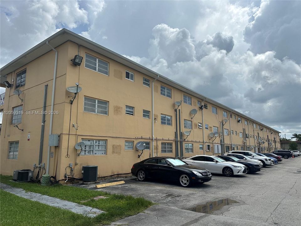 For Sale: $204,999 (1 beds, 1 baths, 542 Square Feet)