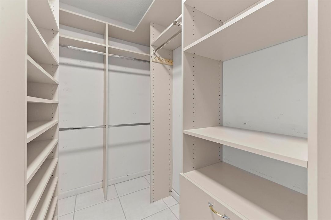 27 Closet 01