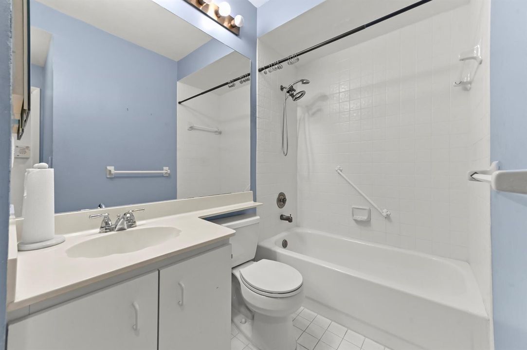 19 Bathroom 01