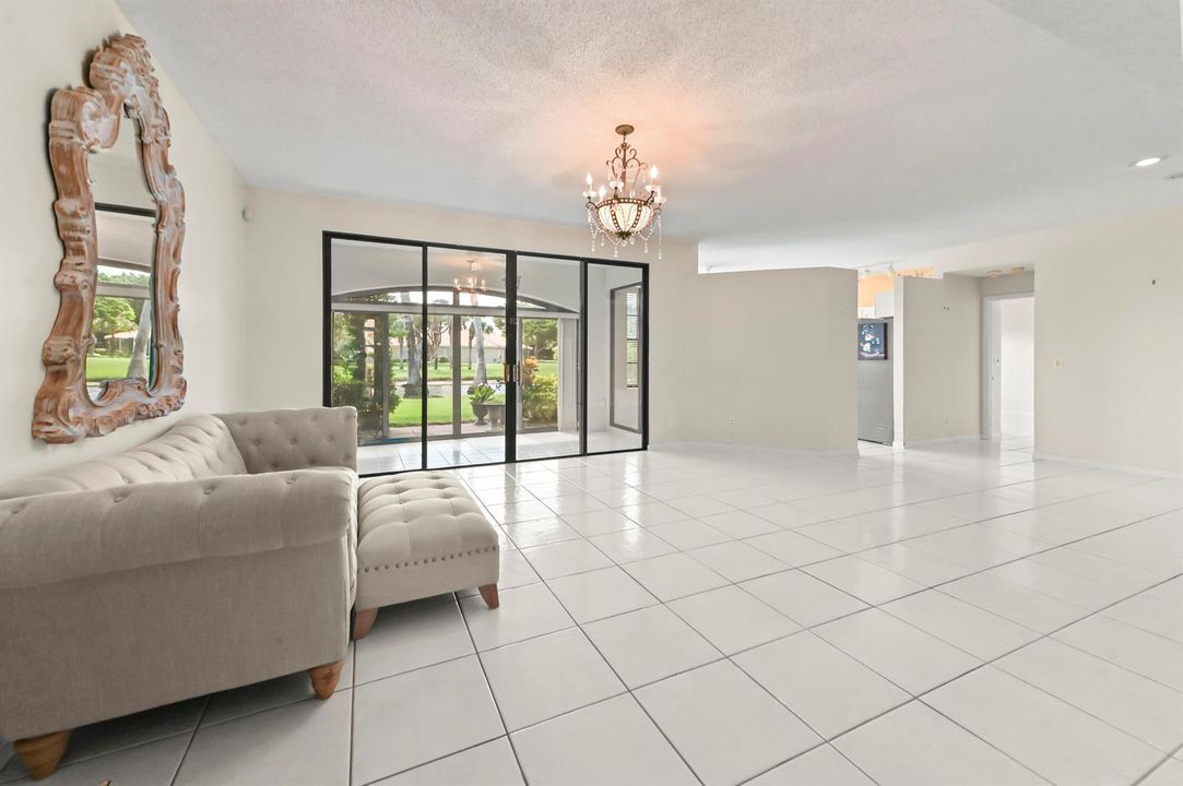 06 Living Room 01