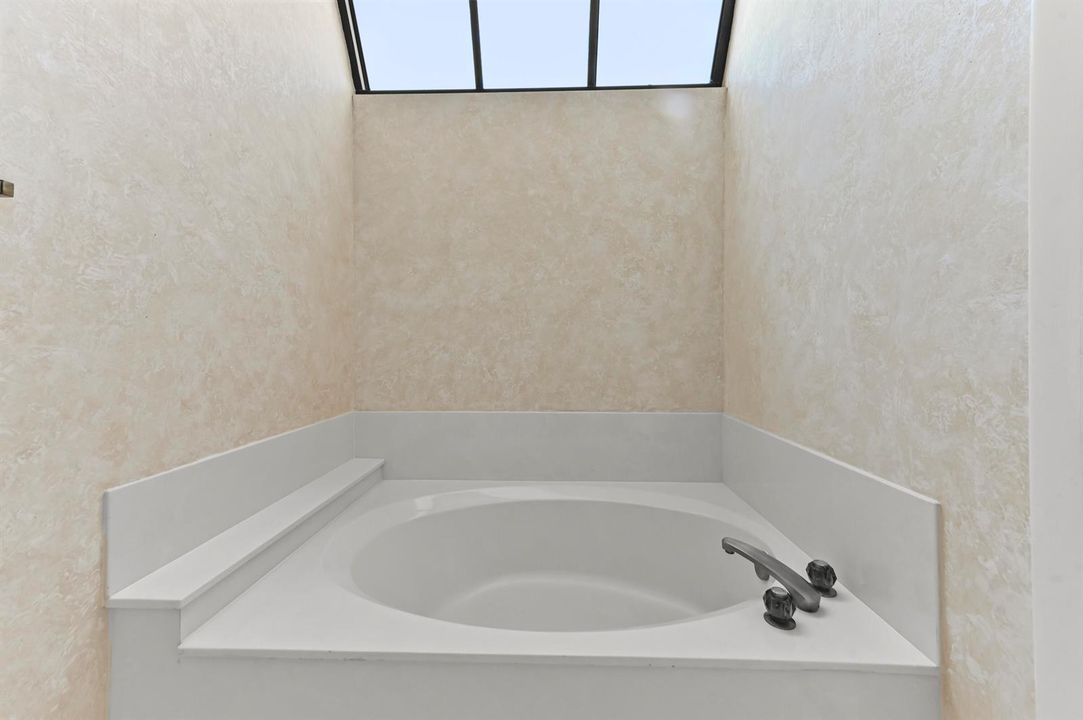 25 Bathroom 04