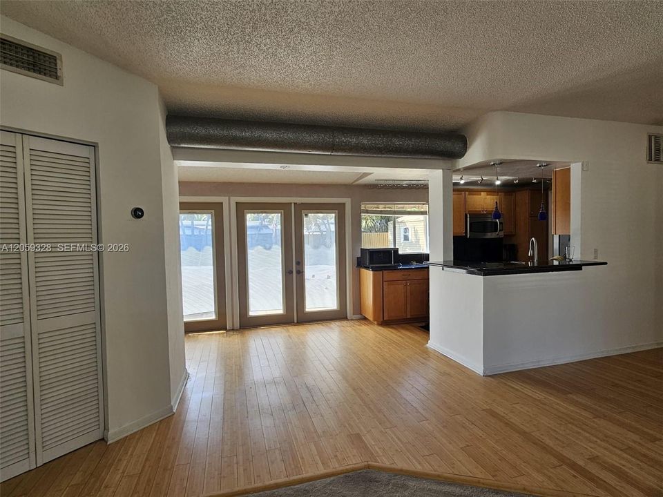 На продажу: $439,999 (2 спален, 2 ванн, 1270 Квадратных фут)