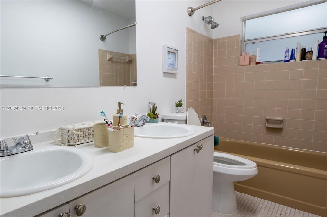 В аренду: $3,900 (4 спален, 2 ванн, 1629 Квадратных фут)
