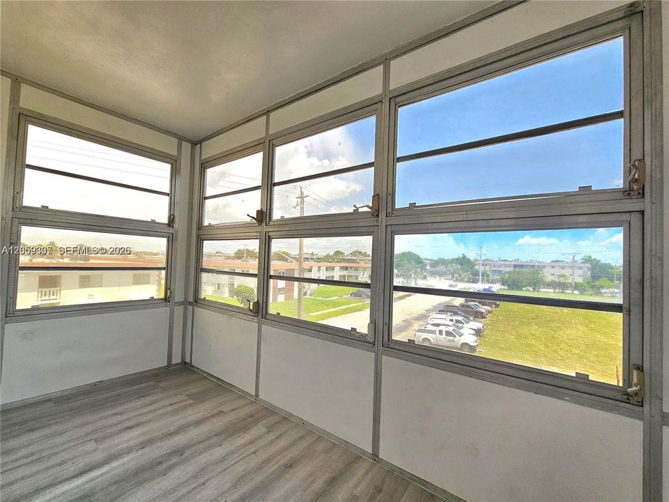 На продажу: $149,900 (2 спален, 2 ванн, 950 Квадратных фут)