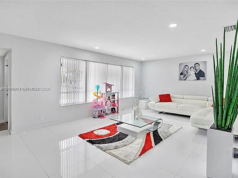 出租: $4,599 (3 贝兹, 2 浴室, 3463 平方英尺)