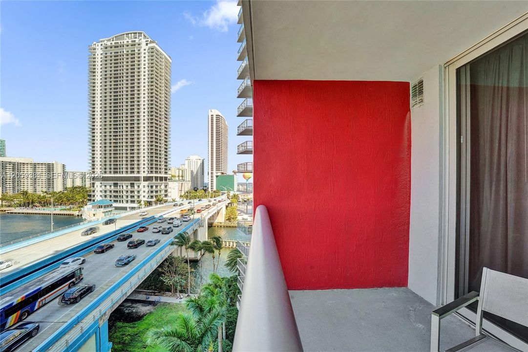 На продажу: $299,000 (2 спален, 2 ванн, 1028 Квадратных фут)