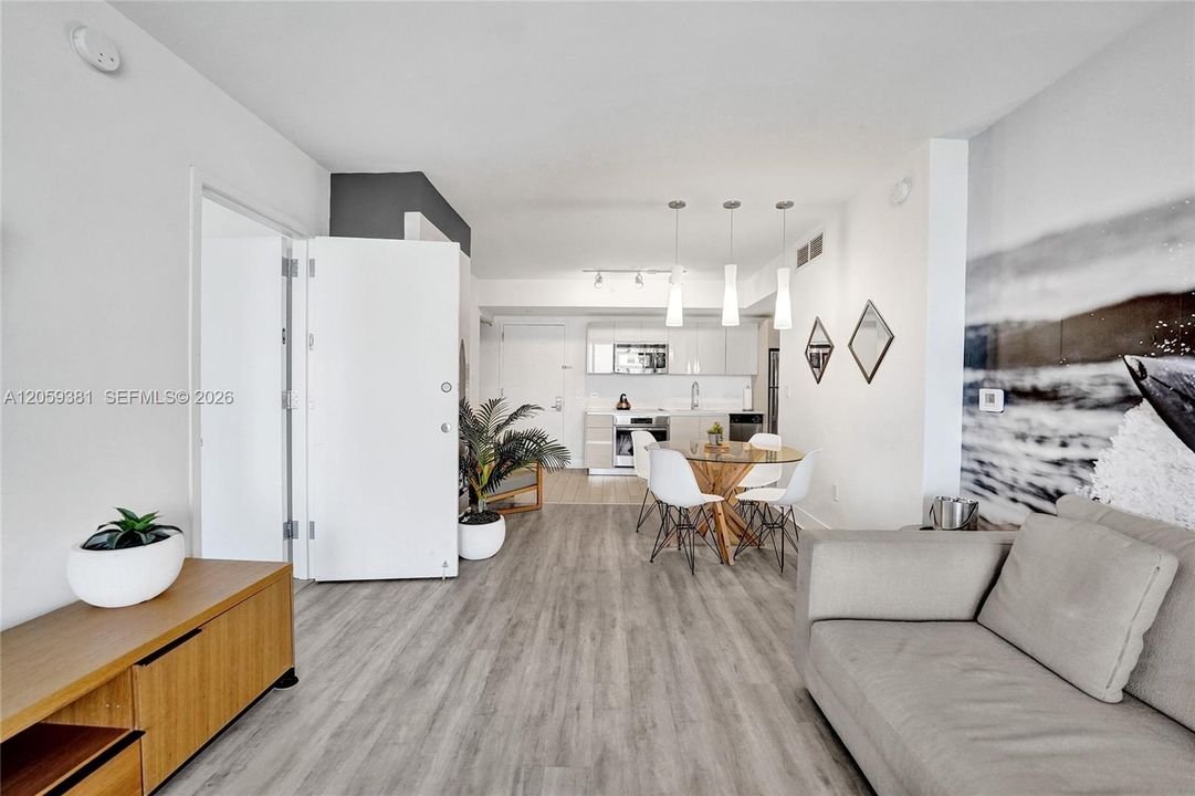 На продажу: $299,000 (2 спален, 2 ванн, 1028 Квадратных фут)