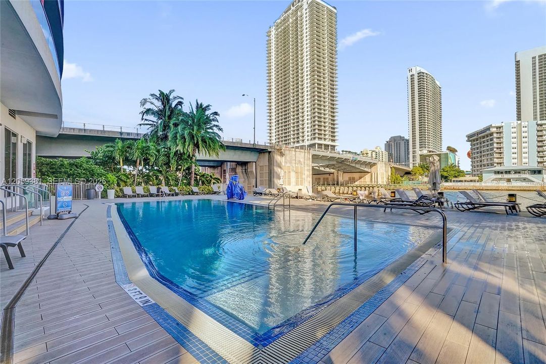На продажу: $299,000 (2 спален, 2 ванн, 1028 Квадратных фут)