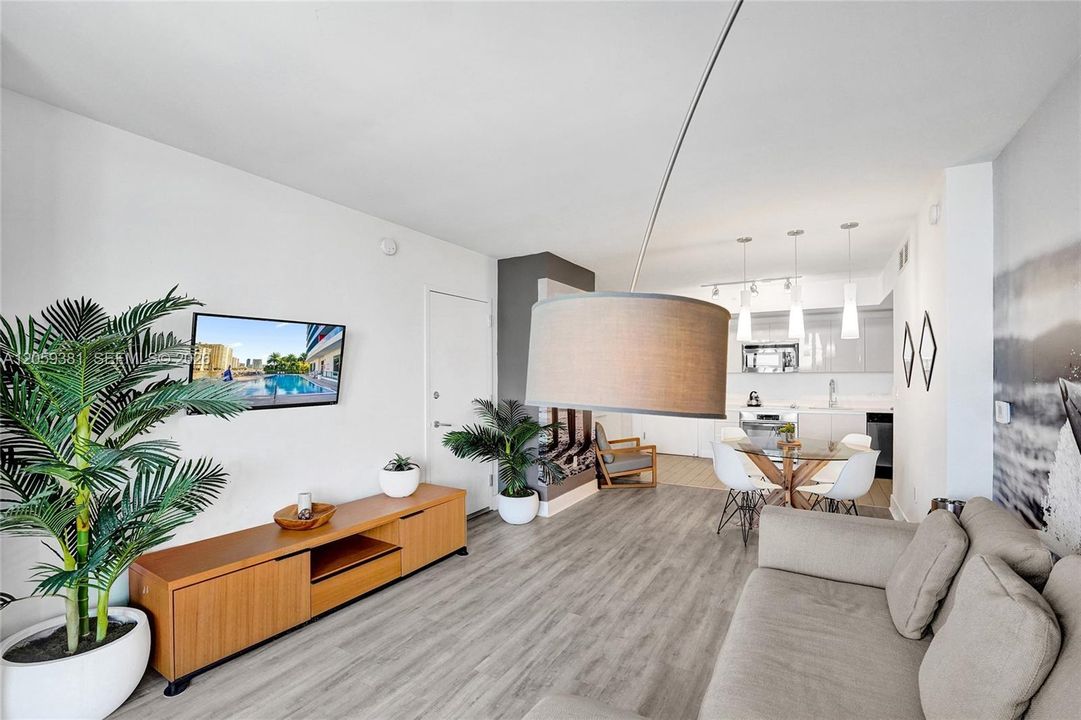 На продажу: $299,000 (2 спален, 2 ванн, 1028 Квадратных фут)
