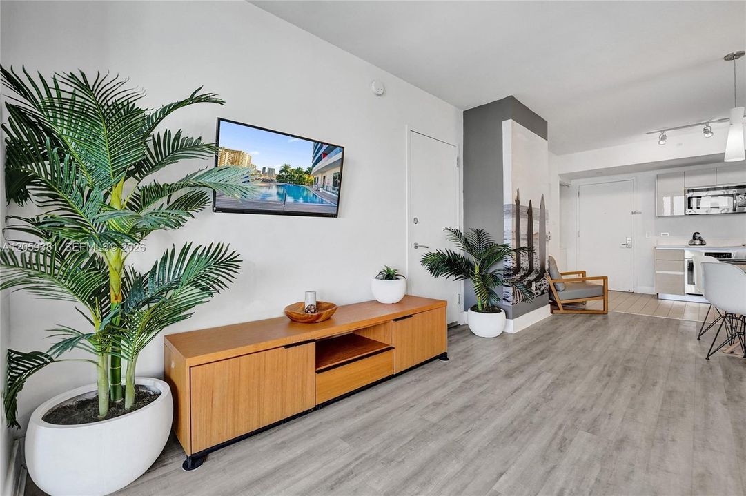 На продажу: $299,000 (2 спален, 2 ванн, 1028 Квадратных фут)