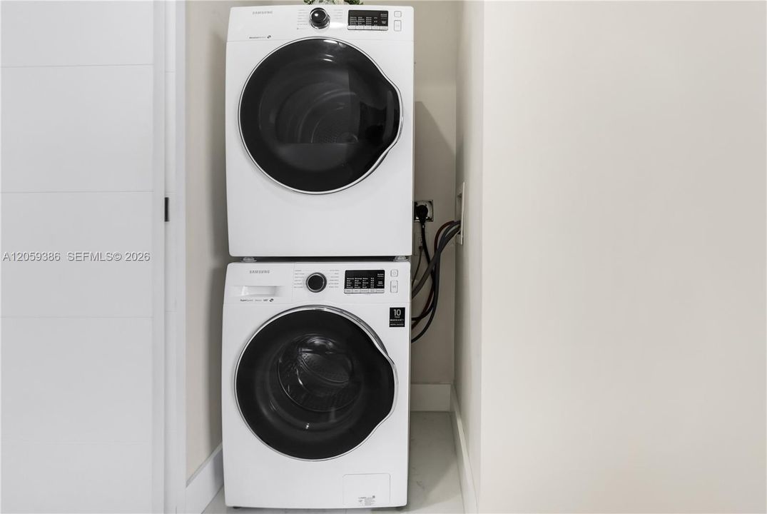 Activo con contrato: $6,700 (2 camas, 2 baños, 1410 Pies cuadrados)
