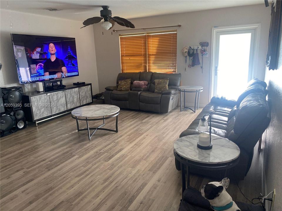 En Venta: $610,000 (3 camas, 2 baños, 1200 Pies cuadrados)