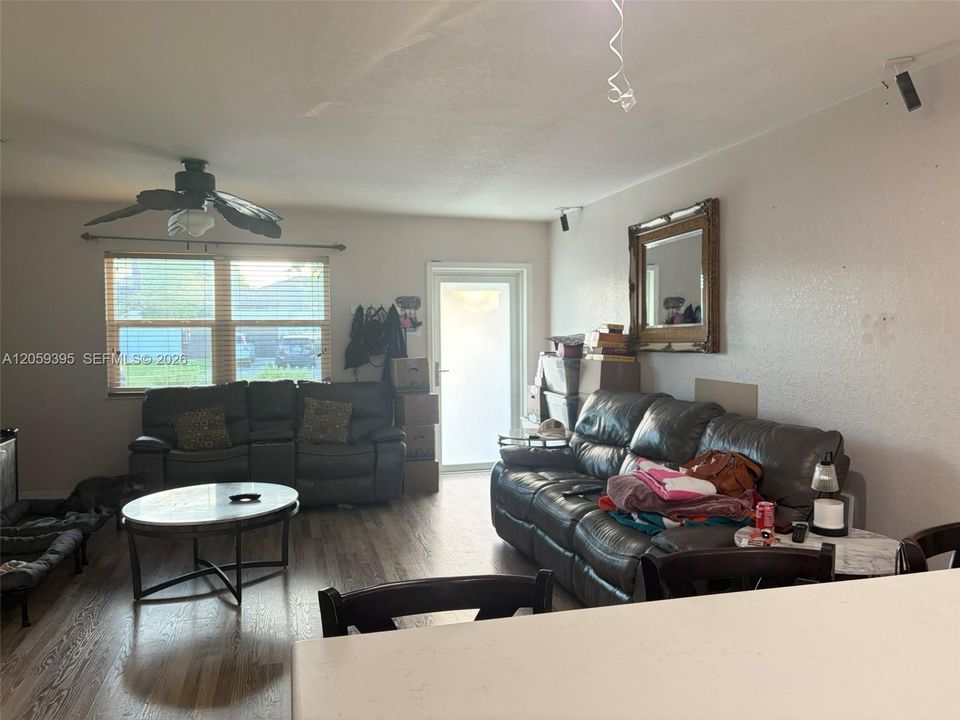 En Venta: $610,000 (3 camas, 2 baños, 1200 Pies cuadrados)