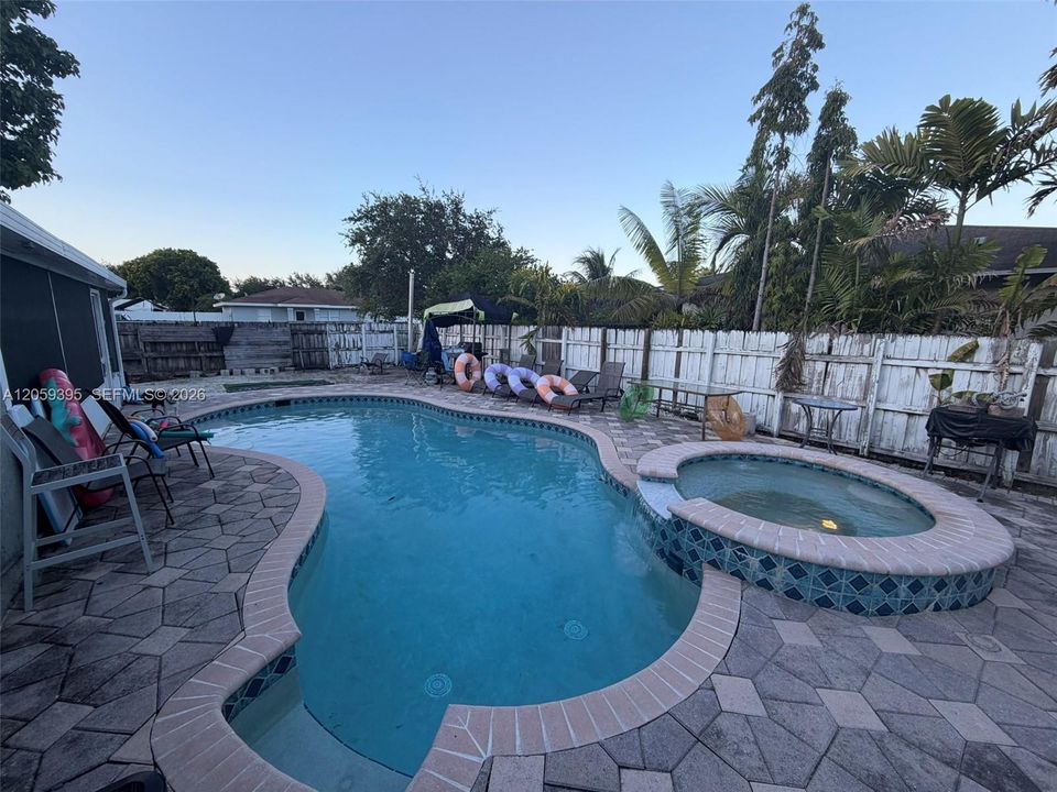 En Venta: $610,000 (3 camas, 2 baños, 1200 Pies cuadrados)
