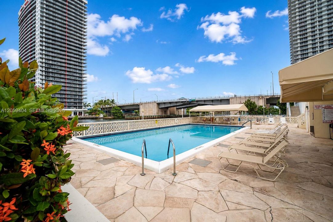 For Sale: $455,000 (2 beds, 2 baths, 1176 Square Feet)