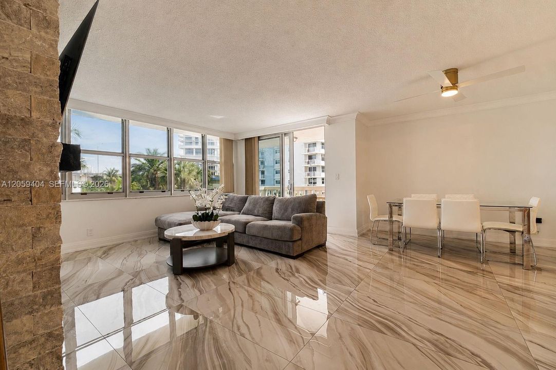 For Sale: $455,000 (2 beds, 2 baths, 1176 Square Feet)