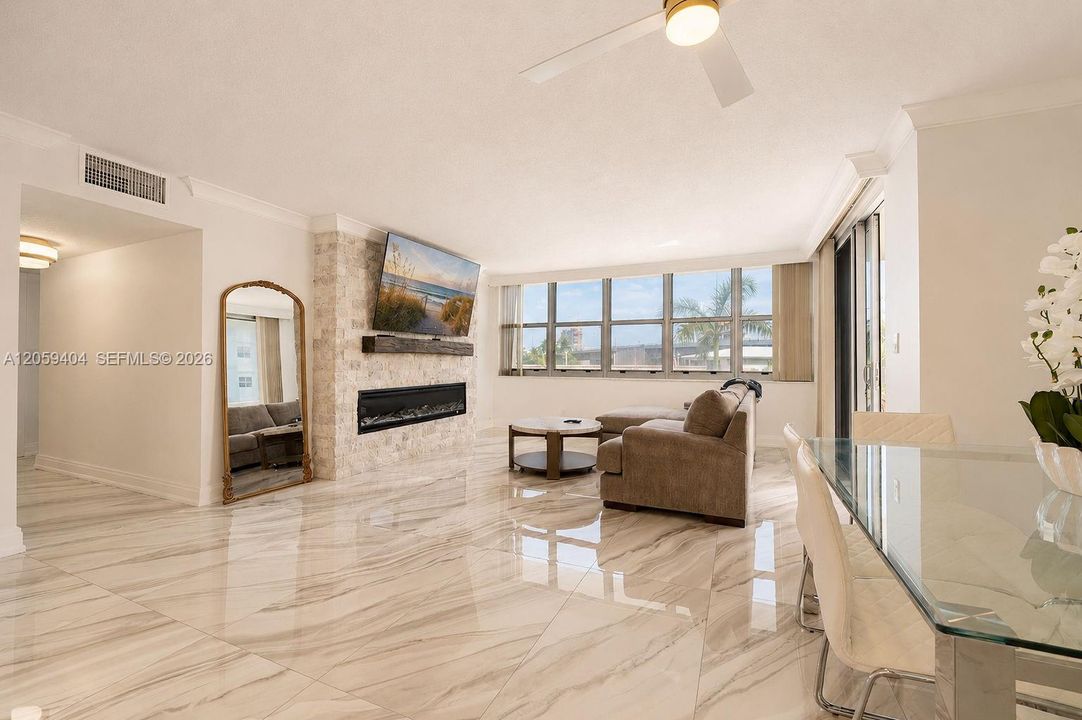 For Sale: $455,000 (2 beds, 2 baths, 1176 Square Feet)