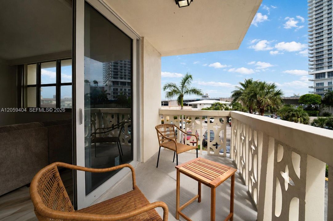 For Sale: $455,000 (2 beds, 2 baths, 1176 Square Feet)
