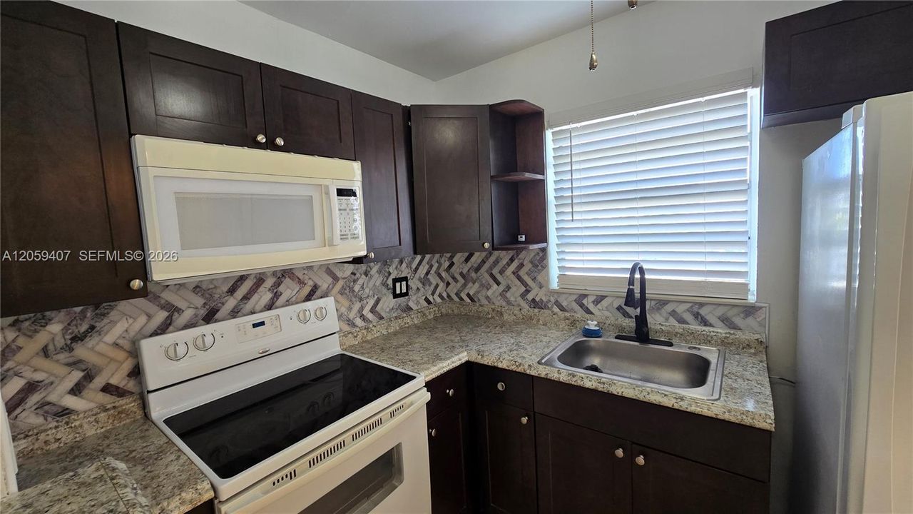 For Rent: $1,600 (1 beds, 1 baths, 5151 Square Feet)