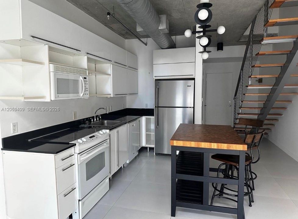 For Rent: $2,900 (1 beds, 1 baths, 795 Square Feet)