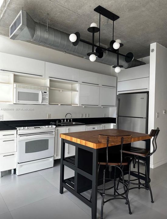 For Rent: $2,900 (1 beds, 1 baths, 795 Square Feet)