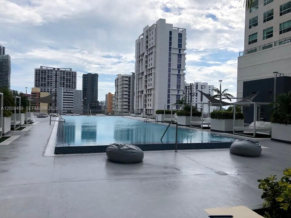 For Rent: $2,900 (1 beds, 1 baths, 795 Square Feet)
