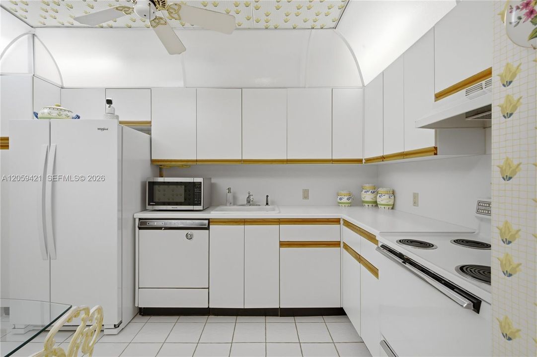 На продажу: $310,000 (2 спален, 2 ванн, 1308 Квадратных фут)