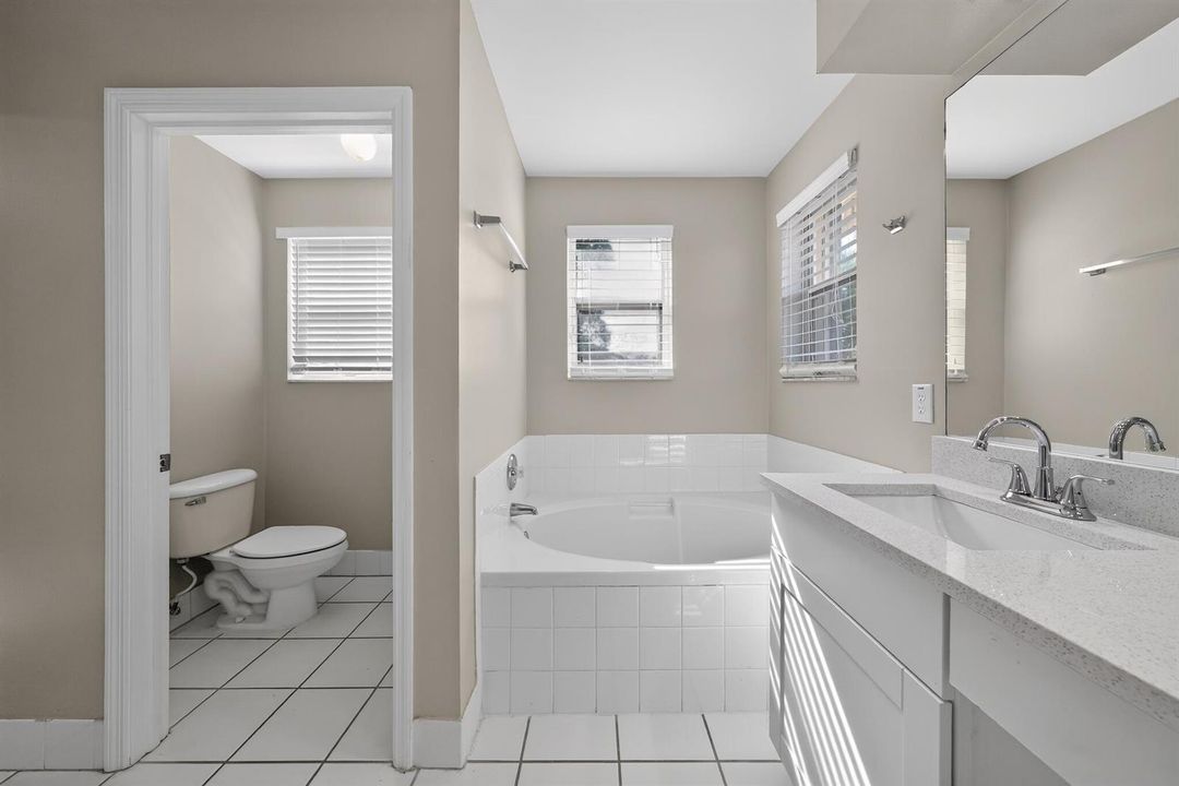 28_5287_SW_38th_Way-Bathroom-7214