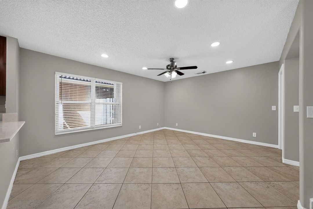 05_5287_SW_38th_Way-Living_room-7202