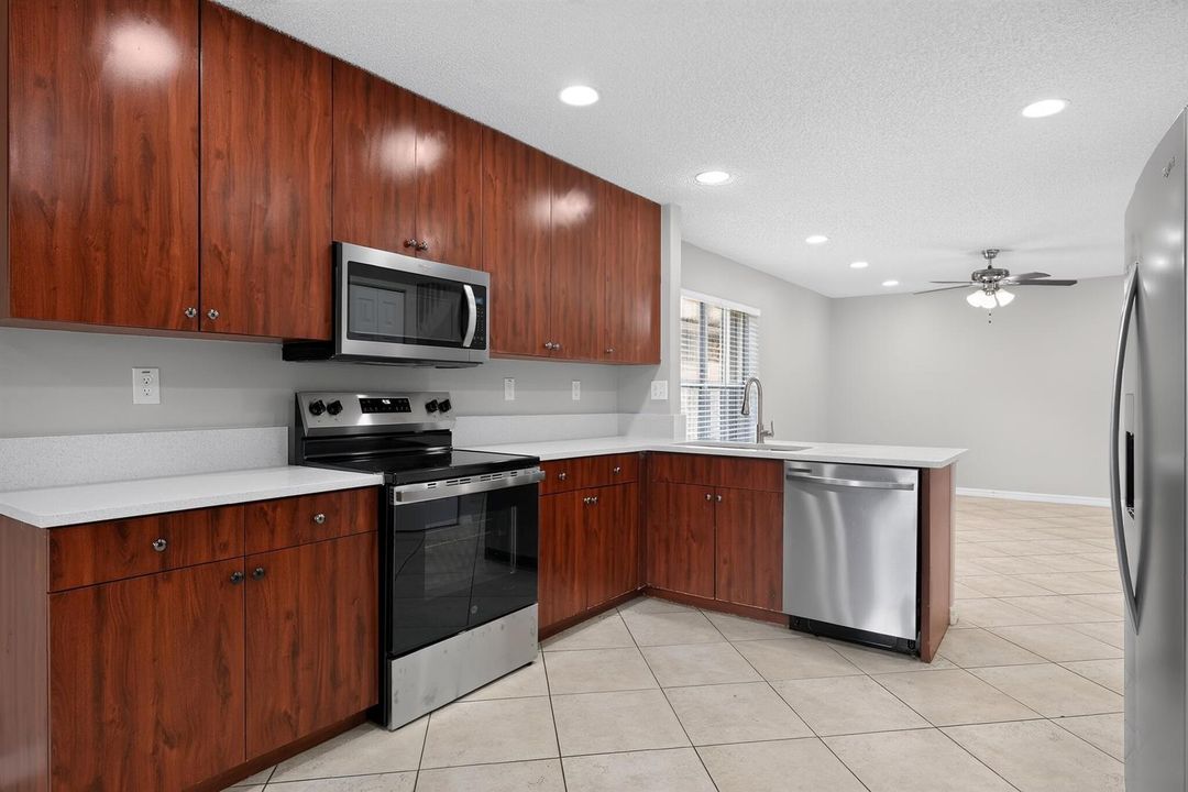 17_5287_SW_38th_Way-Kitchen-7205