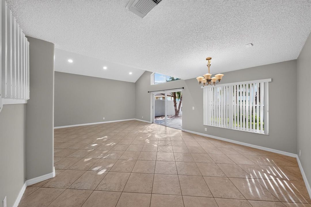 09_5287_SW_38th_Way-Living_room-7199