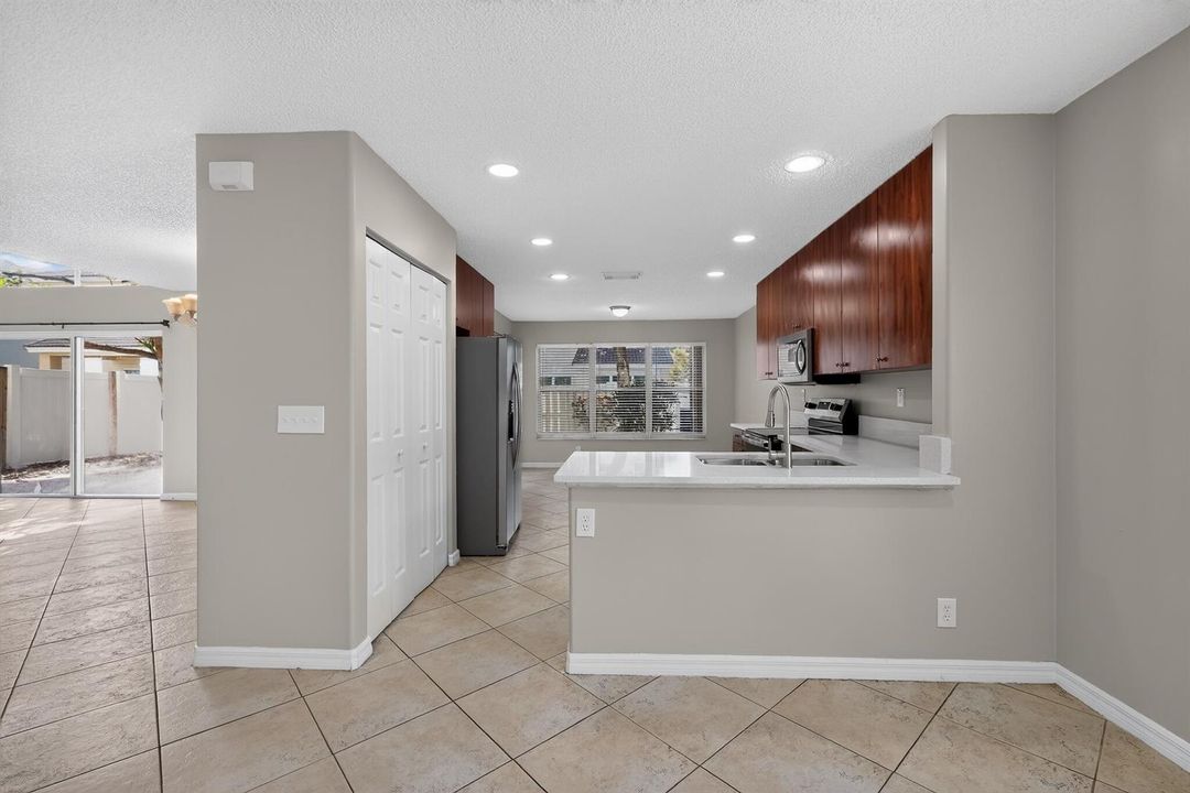 14_5287_SW_38th_Way-Kitchen-7200