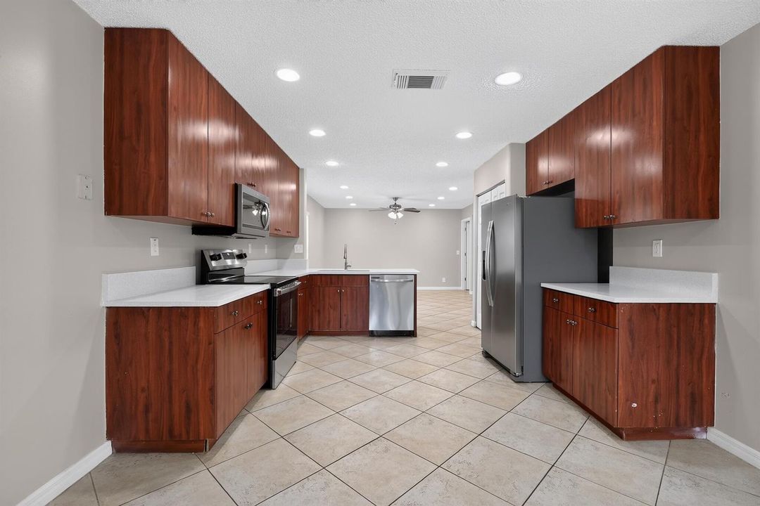 16_5287_SW_38th_Way-Kitchen-7204