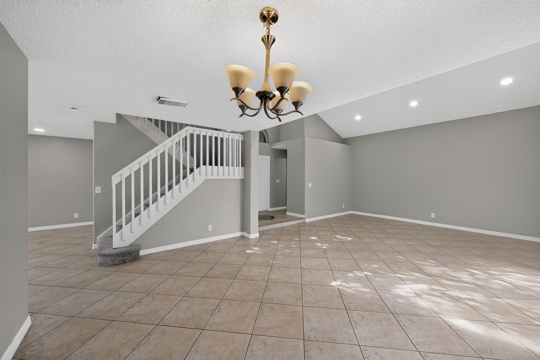 11_5287_SW_38th_Way-Living_room-7198