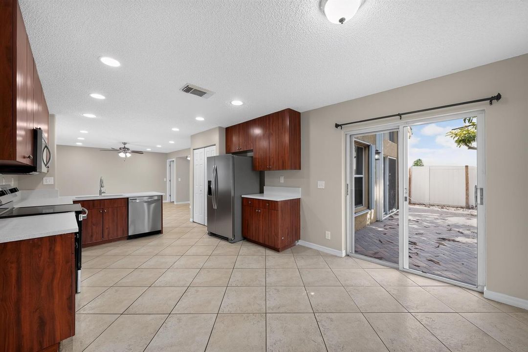 12_5287_SW_38th_Way-Kitchen-7206
