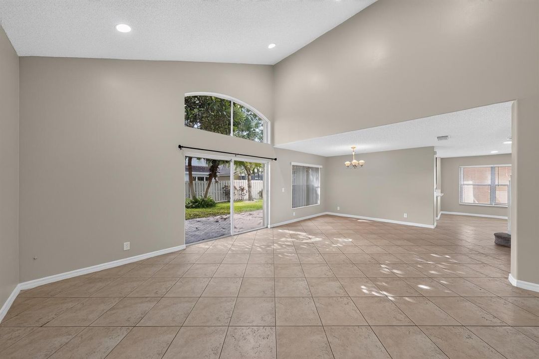 08_5287_SW_38th_Way-Living_room-7195