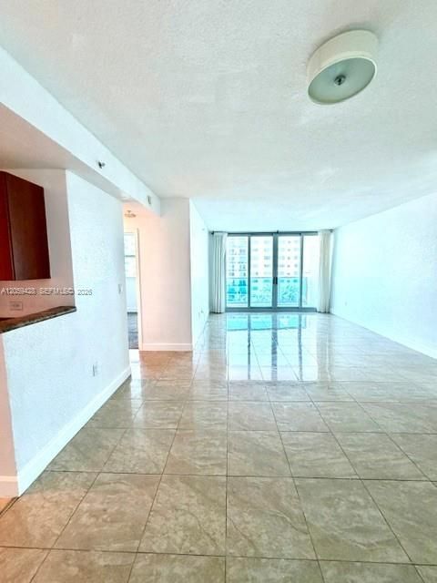 В аренду: $2,200 (1 спален, 1 ванн, 825 Квадратных фут)